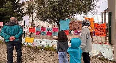 Saldırının yaşandığı okul önündeki yazılar ve görseller görenleri duygulandırıyor