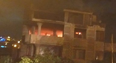 Samandağ'da metruk bina yangını