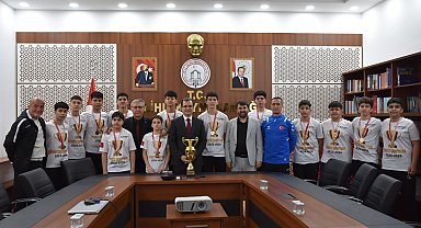 Şampiyonlar kazandıkları kupayı, Kaymakam Güldoğan'a götürdü