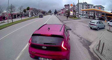 Samsun'da aniden çimento yüklü tırın önüne çıkan otomobil yürekleri ağza getirdi