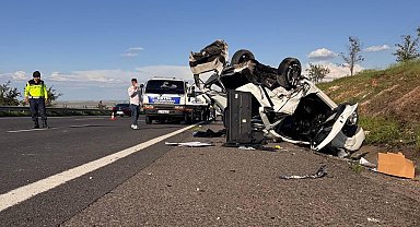 Şanlıurfa'da hafif ticari araç otomobille çarpıştı: 3 ölü, 5 yaralı