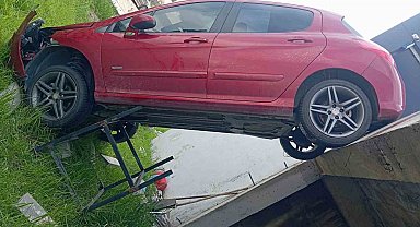 Şarampole uçan otomobil dik kaldı: 1 yaralı