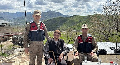 Sason'da jandarma köy okullarını gezdi, yaşlılarla buluştu