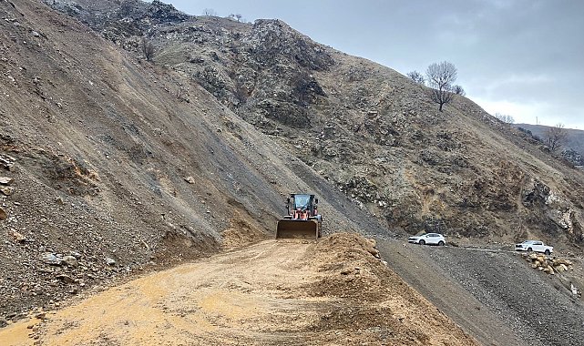 Sason'da köy yolunda heyelan