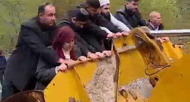 Sel yol vermeyince cenaze iş makinesiyle taşındı