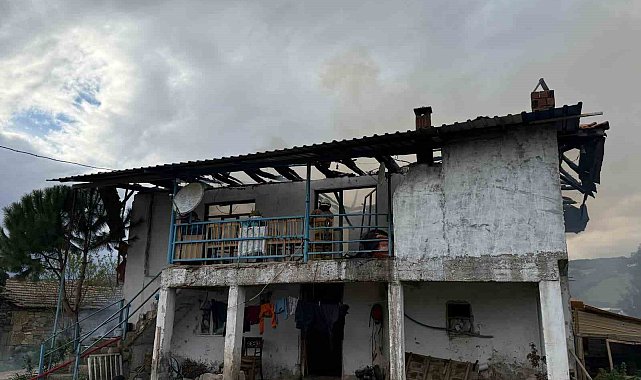 Selendi'de 2 katlı ev yangında kül oldu