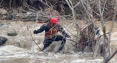 Şemdinli'de dereye düşen çocuğu arama çalışmaları sürüyor