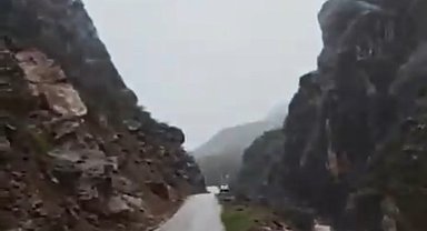 Şemdinli'de dev kaya parçası yolu ulaşıma kapattı