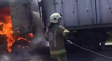 Seyir halindeki tır alev alev yandı