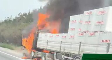 Seyir halindeki tır alevlere teslim oldu