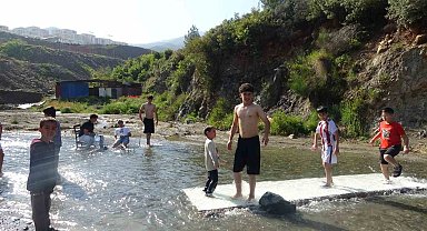 Sıcak havadan bunalan çocuklar derede serinledi