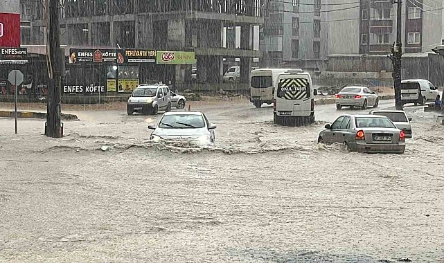 Şiddetli yağış sele neden oldu, göle dönen yollarda araçlar mahsur kaldı