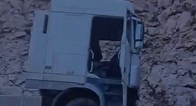 Siirt-Batman kara yolunda yoldan çıkan tır kaza yaptı: 1 yaralı