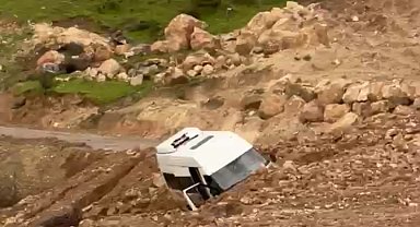 Siirt'te heyelan: Minibüs mahsur kaldı