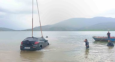 Siirt'te otomobil baraj gölüne düştü