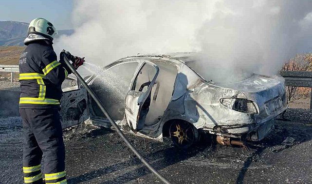 Siirt'te seyir halindeki otomobil alev topuna döndü