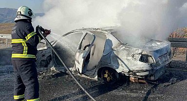 Siirt'te seyir halindeki otomobil alev topuna döndü