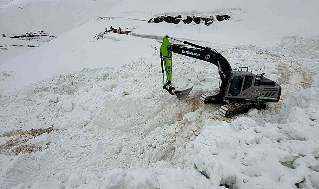 Şırnak'ta çığ düşen yolu açmak için ekipler seferber oluyor