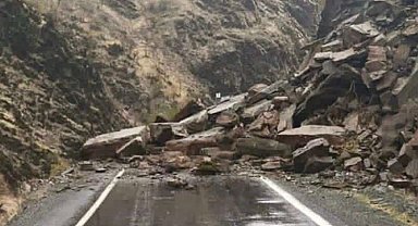 Şırnak'ta heyelan alarmı: Beytüşşebap yolu ulaşıma kapandı