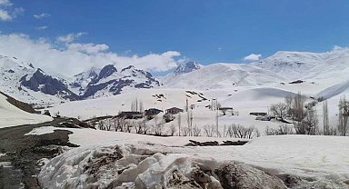 Şırnak'ta karla mücadele devam ediyor
