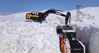 Şırnak'ta nisan ayında kar esareti sürüyor