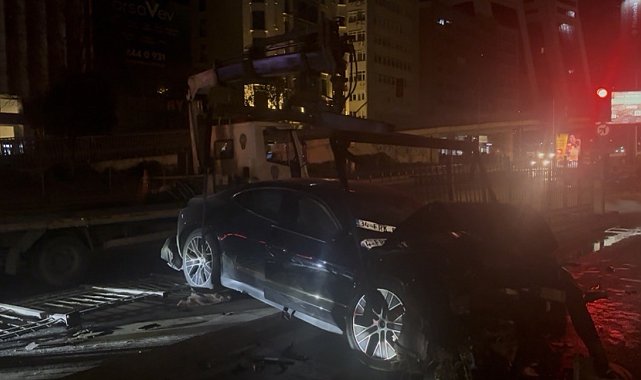Şişli'de lüks otomobil kaza yaptı: 3 yaralı