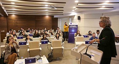 Sivas'ta genç iletişimciler dijital dünyaya hazırlanıyor