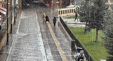 Sivas'ta kuvvetli yağmur etkili oldu, hazırlıksız yakalananlar sığınacak yer aradı