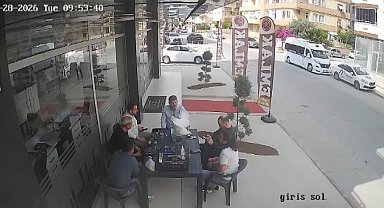 Sohbet masasına düşen davetsiz misafir kısa süreli paniğe neden oldu