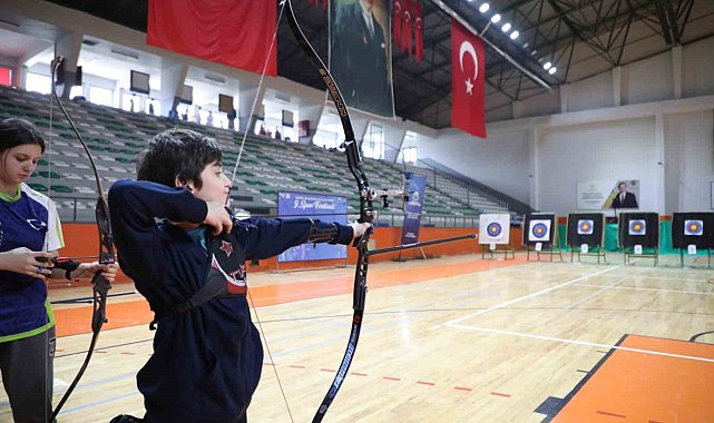 Spor festivalinde öğrenciler okçular yarıştı