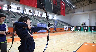 Spor festivalinde öğrenciler okçular yarıştı
