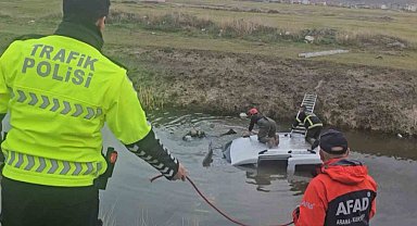 Su dolu kanala gömülmüş araç ekipleri alarma geçirdi