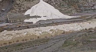 Sümbül Dağı'nda çığ devam ediyor