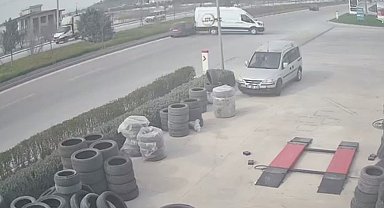 Sürücüsüz minibüs yola çıktı, seyir halindeki araçların arasına daldı