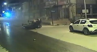 Takla atan araçtan yaralı kurtuldu, kendisine yaklaşan ördeğe kum fırlattı