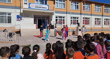 Tavşanlı Hayme Ana MTAL öğrencilerinden kardeş okullara bayram hediyesi