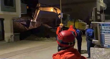 Temel kazısında toprak kaydı, çatırdama sesleri gelen 5 katlı bina boşaltıldı