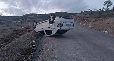 Ters dönen otomobilin sürücüsü, aracı bırakarak kaçtı