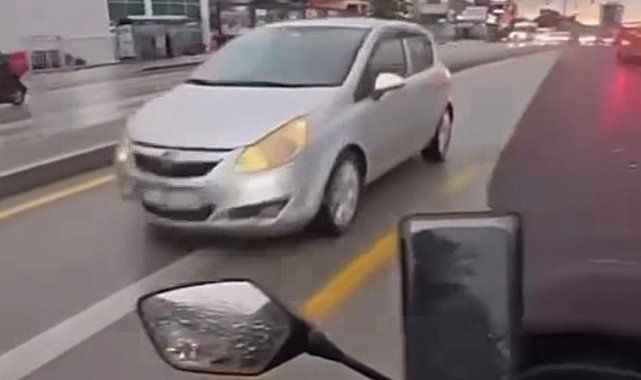 Ters yönde ilerleyen sürücü trafiği birbirine kattı