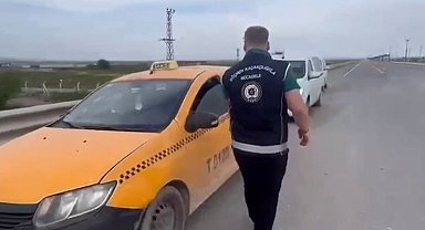 Ticari taksiyle göçmen kaçıran 2 sürücüye 334 bin 500 TL ceza