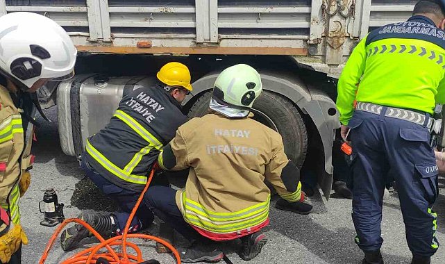 Tır şoförü, kendi tırını tamir ettiği esnada aracın hareket etmesiyle ezilerek can verdi