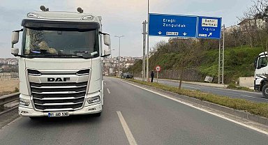 Tırın kör noktasına giren otomobil refüje çıktı