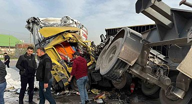 Tırların çarpıştığı feci kaza kamerada