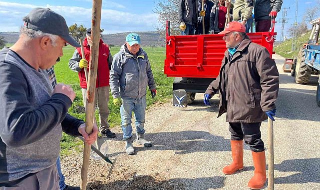 Tokat'ta köy halkı el ele vererek 5 kilometrelik yolu yeniledi