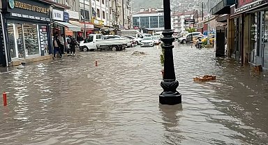 Tokat'ta sağanak yağış yolları göle çevirdi