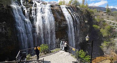 Tortum Şelalesi baharın gelişiyle coştu