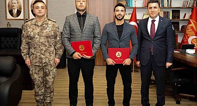 Tunceli'de boğulma tehlikesi geçiren çocuğu kurtaran polisler ödüllendirildi