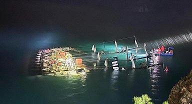 Tur teknesi kayalıklara çarpmıştı, bir kişinin cansız bedenine ulaşıldı