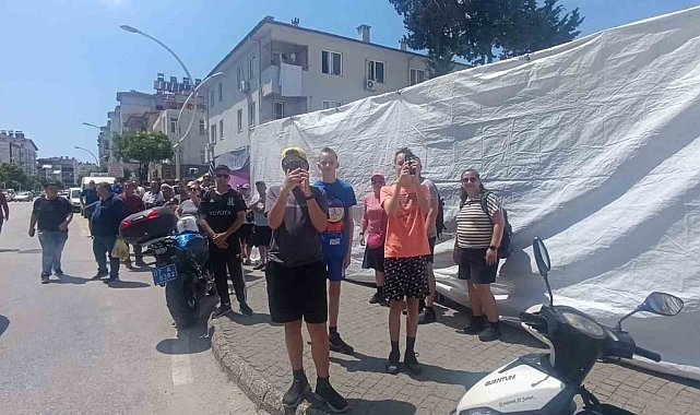 Turistler pazar alışverişini bırakıp yangın görüntüleme yarışına girdi