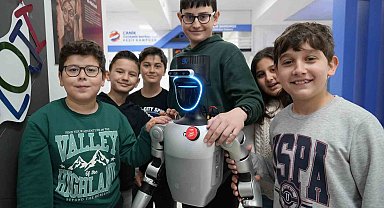 Türkiye'nin nüfusa kaydedilen ilk robotu şimdi de işe başladı